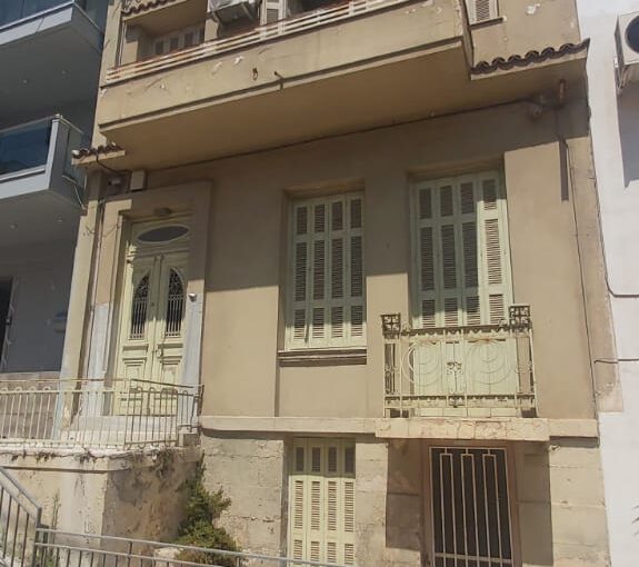 Three-storey house with roof in Piraeus