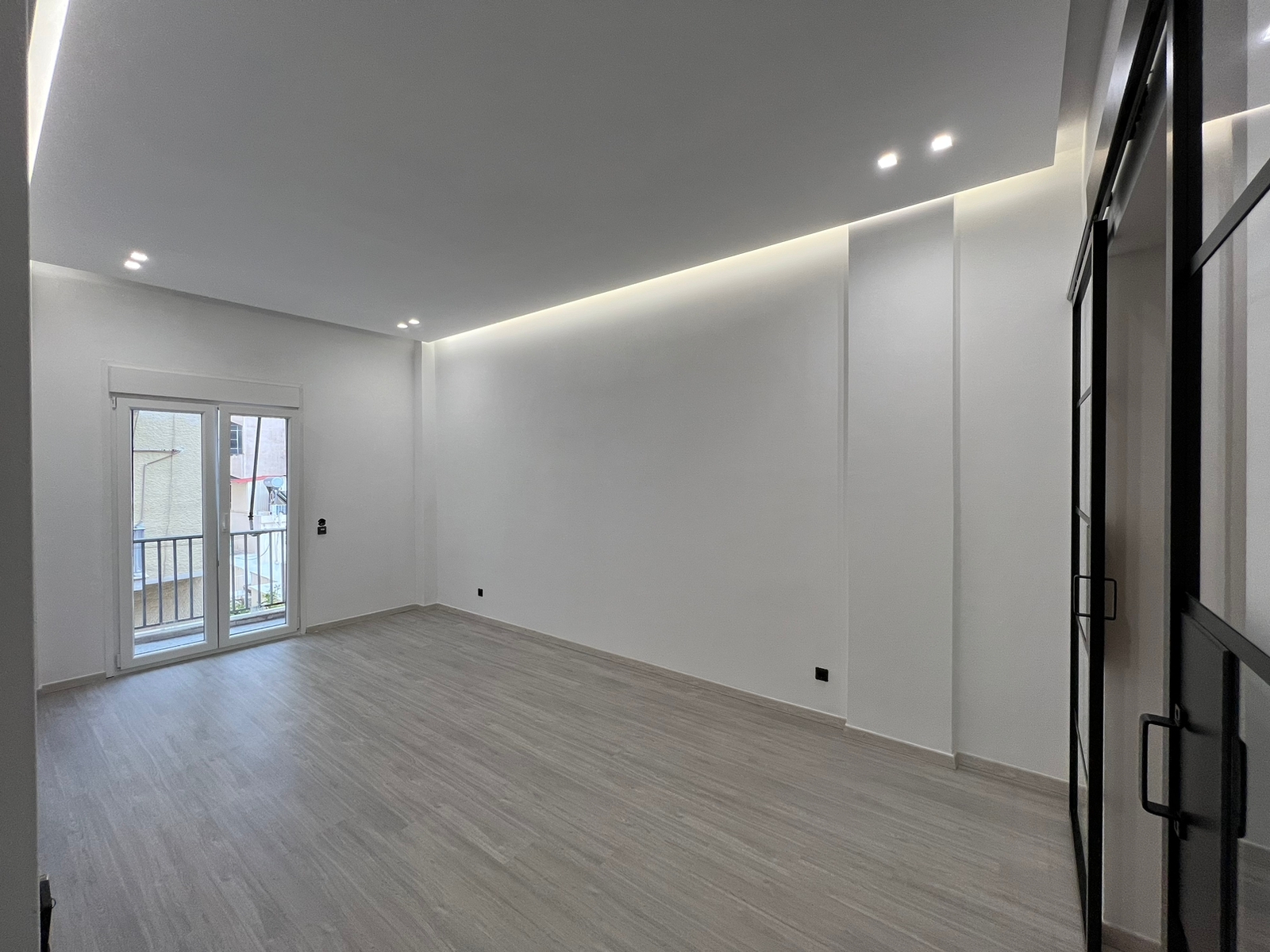 Renovated 2nd floor apartment